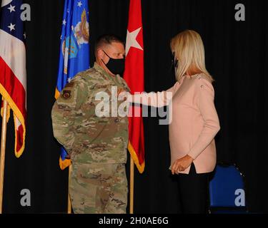 Le général de division James R. Camp (à gauche), adjudant général adjoint de l'Ohio pour l'aviation, est « épinglé » par son épouse Cynthia, le 8 janvier 2021, lors d'une cérémonie de promotion au général de division Robert S. Beightler Armory de Columbus, Ohio.Le camp, qui est adjudant général adjoint depuis novembre 2018, est responsable de la direction des opérations et de l’administration quotidiennes de la Garde nationale de l’Ohio Air et de l’aide à l’établissement d’une politique visant à assurer l’état de préparation du personnel dans quatre ailes volantes et six unités de soutien. Banque D'Images