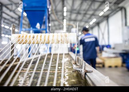 Le procédé technique pour la production de fils de polypropylène en vue d'une utilisation ultérieure à l'usine. Banque D'Images