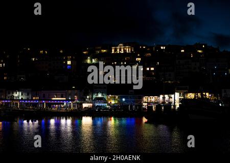 Boutiques et restaurants dans le port de Brixham, Devon, Royaume-Uni la nuit Banque D'Images