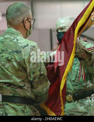 Indiana National Guard Adjutant général, Brig.Le général Dale Lyles remet les couleurs de la 38e Division d'infanterie au général Tim Thombleson lors de la cérémonie de passation de commandement, le samedi 9 janvier 2021, au Camp Atterbury,Près d'Édimbourg, Indiana.Thombleson, de Martinsville, a pris les rênes de la division du commandant sortant, le général de division Gordon L. Ellis, pendant la cérémonie. Banque D'Images