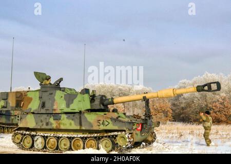 Les soldats du 1er Bataillon 125e Artillerie de campagne se sont tirés du Paladin M109A6 pour valider les améliorations apportées aux obusiers de l'unité, le 9 janvier 2021, sur le Camp Ripley.(Minnesota Banque D'Images