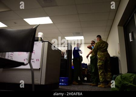 U.S. Air Force Tech.Sgt.Joshua Liko, à droite, 163d Medical Group, California Air National Guard, administre le vaccin Moderna COVID-19 au Sgt du personnel.Curtis Lindeman, centre, 160e Escadron d'attaque, au cours de la phase initiale de distribution des vaccins à la base de réserve aérienne de mars, Californie, le 9 janvier 2020.Les militaires peuvent recevoir le vaccin volontairement et les doses initiales ont été priorisées pour être administrées d'abord aux aviateurs en première ligne de l'intervention pandémique COVID-19, dans le cadre de leurs fonctions militaires ou civiles. Banque D'Images