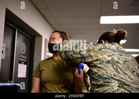 Renee Miller, 1re lieutenant de la U.S. Air Force, à gauche, 163d Aircraft Maintenance Squadron, California Air National Guard, reçoit le vaccin Moderna COVID-19 du Sgt Staff.Jessica Langas, 163d Medical Group, à la base de réserve aérienne de mars, Californie, 9 janvier 2020.Les militaires peuvent recevoir le vaccin volontairement et les doses initiales ont été priorisées pour être administrées d'abord aux aviateurs en première ligne de l'intervention pandémique COVID-19, dans le cadre de leurs fonctions militaires ou civiles. Banque D'Images