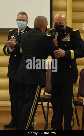 Indiana National Guard Adjutant général, Brig.Le général Dale Lyles, claps en tant qu'adjudant général de l'Ohio, le général de division John Harris, accueille le général de division d'infanterie de la 38e Division Gordon L. Ellis lors de sa cérémonie de retraite, le samedi 9 janvier 2021, à Camp Atterbury,Près d'Édimbourg, Indiana. Banque D'Images
