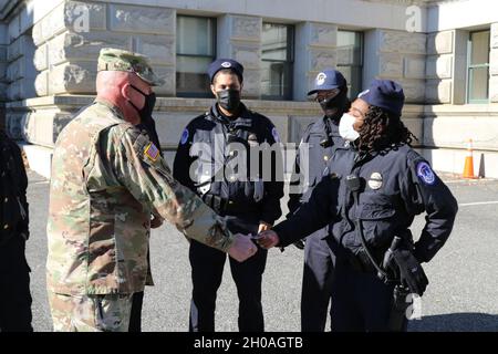 Sgt. CommandementLe Maj. Alan Ferris, le sergent-major de commandement de la 29e division d'infanterie, parle avec les officiers de la police du Capitole des États-Unis lors d'une visite avec les soldats de la garde nationale de Virginie affectés au 229e Bataillon des ingénieurs de la 116e Brigade d'infanterie, équipe de combat de la Brigade d'infanterie le 10 janvier 2021,À Washington D.C., des soldats de la Garde nationale et des aviateurs de plusieurs États se sont rendus dans la région de la capitale nationale pour apporter leur soutien aux autorités fédérales et de district jusqu'à la 59e inauguration présidentielle. Banque D'Images