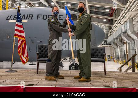 Le colonel John Robinson, commandant de la 911e Escadre de transport aérien, transmet un guide au commandant entrant du 911e Groupe des opérations, le lieutenant Bryan Bailey, à la station de réserve aérienne de l'aéroport international de Pittsburgh, en Pennsylvanie, le 10 janvier 2021. Le passage du guide symbolise le transfert de commandement et que Bailey assume la responsabilité du 911e OG. Banque D'Images