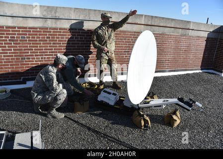 Les membres du 111e Escadron de communications de la Escadre d’attaque et du 271e Escadron de communications de combat, à la station de la Garde aérienne Horsham, en Pennsylvanie, commencent la procédure d’établissement de communications par satellite au quartier général de la Force interarmées de la Garde nationale du District de Colombie, à Washington, D.C., le 10 janvier 2021, tout en appuyant l’opération Capitol Response-PA.Des soldats de la Garde nationale et des aviateurs de plusieurs États se sont rendus dans la région du capitole pour apporter leur soutien aux autorités fédérales et de district jusqu'à la 59ème inauguration présidentielle. Banque D'Images