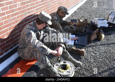 Les membres du 111e Escadron de communications de la Escadre d’attaque et du 271e Escadron de communications de combat, à la station de la Garde aérienne Horsham, en Pennsylvanie, commencent la procédure d’établissement de communications par satellite au quartier général de la Force interarmées de la Garde nationale du District de Colombie, à Washington, D.C., le 10 janvier 2021, tout en appuyant l’opération Capitol Response-PA.Des soldats de la Garde nationale et des aviateurs de plusieurs États se sont rendus dans la région du capitole pour apporter leur soutien aux autorités fédérales et de district jusqu'à la 59ème inauguration présidentielle. Banque D'Images