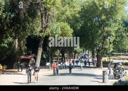 Rome, Italie - 2021 octobre : les gens profitent d'un dimanche après-midi ensoleillé à la Villa Borghèse Banque D'Images
