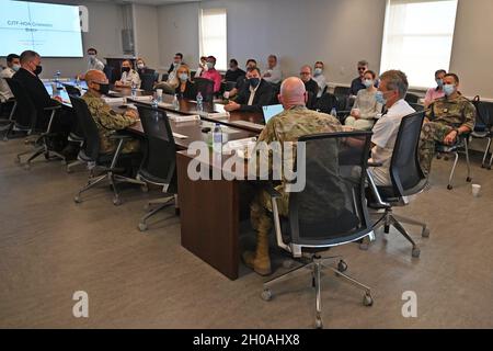 Le général de corps d'Armee Patrick Destremau, directeur de l'Institut des études supérieures de la Défense nationale (IHEDD) et de l'enseignement militaire supérieur (EMS), ainsi que des membres de son personnel et des invités distingués, reçoivent un mémoire de mission de l'armée américaine Brig.Général Damian T. Donahoe Commandant général adjoint, Force opérationnelle interarmées combinée – Corne de l'Afrique (CJTF-HOA), Camp Lemonnier, Djibouti, 11 janvier 2021.Les membres de cet IHEDN comprennent des dirigeants civils et militaires de haut niveau, des pays français et des pays partenaires, qui acquerront une meilleure compréhension des relations internationales et des questions de défense. Banque D'Images
