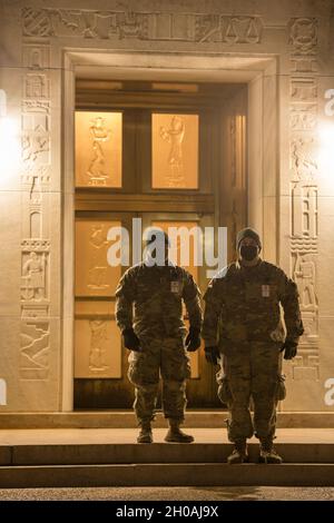 Soldats de la garde nationale de l'Armée de Virginie affectés à la troupe Charlie, 2e Escadron, 183e Régiment de cavalerie, 116e équipe de combat de la Brigade d'infanterie, garde-debout le 11 janvier 2021, à Washington,Des soldats et des aviateurs de la Garde nationale de D.C. de plusieurs États se sont rendus à Washington pour apporter leur soutien aux autorités fédérales et de district jusqu'à la 59e inauguration présidentielle. Banque D'Images