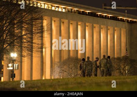 Soldats de la garde nationale de l'Armée de Virginie affectés à la troupe Charlie, 2e Escadron, 183e Régiment de cavalerie, 116e équipe de combat de la Brigade d'infanterie, garde-debout le 11 janvier 2021, à Washington,Des soldats et des aviateurs de la Garde nationale de D.C. de plusieurs États se sont rendus à Washington pour apporter leur soutien aux autorités fédérales et de district jusqu'à la 59e inauguration présidentielle. Banque D'Images