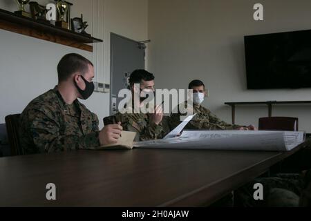 Les Marines des États-Unis avec la compagnie kilo, le bataillon 3d, le 8e Régiment de Marine, et les soldats de la Brigade de l'aviation de l'armée américaine Japon participent à la planification de l'exercice conjoint grève littorale, l'événement culminant de l'exercice Fuji Viper 21.2, à Camp Zama, Japon, le 11 janvier 2021.Au cours de cette évolution de Fuji Viper, Marines a perfectionné ses compétences tactiques, démontrant que les formations d'infanterie peuvent faciliter la manœuvre multidomaine de la Force conjointe à l'appui des opérations navales.3/8 est déployé dans l'Indo-Pacifique sous le 4e Régiment maritime, division marine 3d Banque D'Images