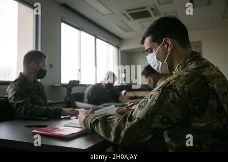 Les Marines des États-Unis avec la compagnie kilo, le bataillon 3d, le 8e Régiment de Marine, et les soldats de la Brigade de l'aviation de l'armée américaine Japon participent à la planification de l'exercice conjoint grève littorale, l'événement culminant de l'exercice Fuji Viper 21.2, à Camp Zama, Japon, le 11 janvier 2021.Au cours de cette évolution de Fuji Viper, Marines a perfectionné ses compétences tactiques, démontrant que les formations d'infanterie peuvent faciliter la manœuvre multidomaine de la Force conjointe à l'appui des opérations navales.3/8 est déployé dans l'Indo-Pacifique sous le 4e Régiment maritime, division marine 3d Banque D'Images