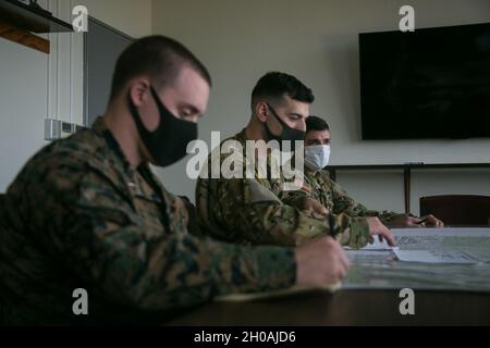 Les Marines des États-Unis avec la compagnie kilo, le bataillon 3d, le 8e Régiment de Marine, et les soldats de la Brigade de l'aviation de l'armée américaine Japon participent à la planification de l'exercice conjoint grève littorale, l'événement culminant de l'exercice Fuji Viper 21.2, à Camp Zama, Japon, le 11 janvier 2021.Au cours de cette évolution de Fuji Viper, Marines a perfectionné ses compétences tactiques, démontrant que les formations d'infanterie peuvent faciliter la manœuvre multidomaine de la Force conjointe à l'appui des opérations navales.3/8 est déployé dans l'Indo-Pacifique sous le 4e Régiment maritime, division marine 3d Banque D'Images