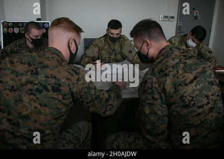 Les Marines des États-Unis avec la compagnie kilo, le bataillon 3d, le 8e Régiment de Marine, et les soldats de la brigade de l'aviation de l'armée américaine du Japon, participent à la planification de l'exercice conjoint grève littorale, l'événement culminant de l'exercice Fuji Viper 21.2, au Camp Zama, Japon, le 11 janvier 2021.Au cours de cette évolution de Fuji Viper, Marines a perfectionné ses compétences tactiques, démontrant que les formations d'infanterie peuvent faciliter la manœuvre multidomaine de la Force conjointe à l'appui des opérations navales.3/8 est déployé dans l'Indo-Pacifique sous le 4e Régiment maritime, division marine 3d Banque D'Images