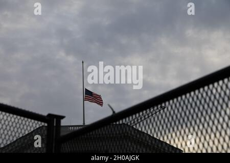 Un drapeau des États-Unis vole en demi-personnel pour Brian Sicknick, officier de police du Capitole déchu, au bureau de Cannon House près du Capitole à Washington, D.C., le 11 janvier 2021.Des soldats de la Garde nationale et des aviateurs de plusieurs États se sont rendus à Washington pour apporter leur soutien aux autorités fédérales et de district jusqu'à la 59ème inauguration présidentielle. Banque D'Images