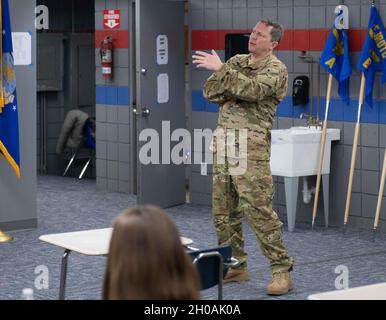 Sgt principal senior à la retraiteThomas E. Marhulik, instructeur en sciences aérospatiales au programme du corps d’instruction des officiers de réserve juniors d’Austitown Fitch, s’engage auprès de ses étudiants tout en examinant les réponses après un questionnaire, 11 janvier 2021, à Austitown, Ohio.La mission du programme JROTC est de développer des citoyens de caractère qui se consacrent au service de leur nation et de leur communauté.Les étudiants du programme Austintown Fitch sont formés à l'exercice militaire et à l'histoire, à la science du vol et à diverses aptitudes de la vie.Les instructeurs du JROTC suivent les directives COVID-19 prédéterminées telles que le port de masques de protection lorsqu'ils ne le sont pas Banque D'Images