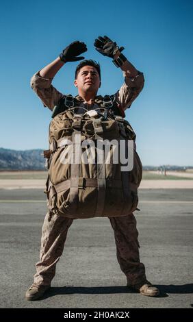 Caporal du corps des Marines des États-UnisBrian Hernandez, un marin de reconnaissance de la compagnie Charlie, 1er Bataillon de reconnaissance, 1re Division Marine, effectue des répétitions avant les opérations de chute libre militaire au lac Elsinore, Californie, le 11 janvier 2020.Les Marines ont mené la formation de soutien pour renforcer les compétences de parachutistes en chute libre pour l'insertion dans des endroits où d'autres méthodes peuvent ne pas être viables, en préparation au déploiement avec le 11ème MEU. Banque D'Images