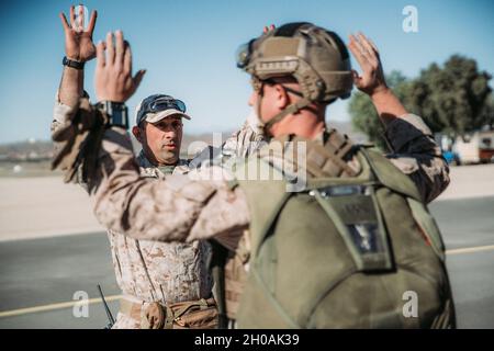 Sergent-chef du corps des Marines des États-Unis.Miguel Zeran, à gauche, un maître-jumeau de reconnaissance du 1er Bataillon de reconnaissance, 1re Division maritime, prépare un Marine avec le Détachement de reconnaissance de tous les domaines, 11e unité expéditionnaire maritime (UMM), pour des opérations de chute libre militaire à Lake Elsinore, Californie, le 11 janvier 2020.En préparation au déploiement avec le 11ème MEU, les Marines ont mené une formation de soutien pour renforcer les compétences de parachutistes libres pour l'insertion dans des endroits où d'autres méthodes peuvent ne pas être viables. Banque D'Images