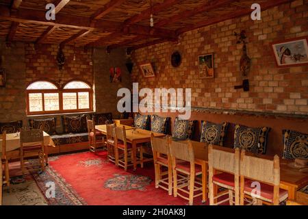 Intérieur d'un restaurant dans la campagne du Maroc Banque D'Images