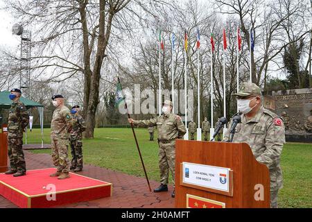 ISTANBUL (12 janvier 2021) – le Lgén Kemal Yeni, de l’armée turque, prononce son discours d’ouverture lors de la cérémonie de passation du pouvoir (HOTO) entre son corps de déploiement rapide de l’OTAN, basé à Istanbul, en Turquie, et l’Eurocorps, basé à Strasbourg, en France.Le lieutenant général Roger L. Cloutier Jr. De l'armée américaine, commandant d'Izmir, commandement allié de l'OTAN basé en Turquie, a présidé la cérémonie où le NRDC-Turquie a assumé la responsabilité de la composante terrestre de la Force de réaction de l'OTAN (NRF) pour 2021 à leur quartier général mardi.(OTAN Banque D'Images