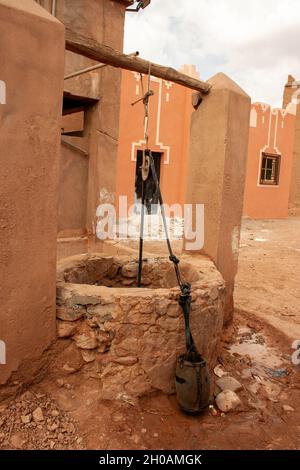 Puits d'eau traditionnel dans un village au Maroc Banque D'Images