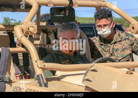 Le secrétaire de la Marine Kenneth J. Braithwaite, à gauche, est assis dans un véhicule utilitaire tout en recevant un mémoire sur le véhicule du Cpl lance du corps maritime des États-Unis.Geovany Pantoja, exploitant de véhicules automobiles, 3e Régiment de Marine, 3e Division Marine, sur la ligne de vol de la base du corps de Marine Hawaii (MCBH), le 12 janvier 2021.Braithwaite a visité la MBH pour discuter avec les Marines et les marins, répondre aux questions et discuter de la voie à suivre en 2021. Banque D'Images