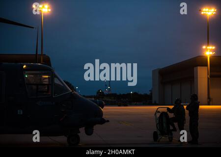 Les commandants aériens du 801e Escadron de maintenance des aéronefs des opérations spéciales aident l'équipage d'un avion à tiltrotor CV-22B Osprey lors de la préparation du décollage à Hurlburt Field, en Floride, le 12 janvier 2021.La 801e mission de la SOAMXS est de procéder à la maintenance de l’équipement et des aéronefs à l’appui de missions d’opérations spéciales dans le monde entier. Banque D'Images