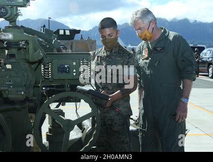 Caporal du corps des Marines des États-UnisRobert Flores, à gauche, chef de section, 12e Régiment maritime, 3e Division maritime,Fournit un mémoire sur un Howitzer M777A2 de 155 mm au secrétaire de la Marine Kenneth J. Braithwaite sur la ligne de vol de la base des Marines Hawaii (MCBH), le 12 janvier 2021.Braithwaite a visité la MBH pour discuter avec les Marines et les marins, répondre aux questions et discuter de la voie à suivre en 2021. Banque D'Images