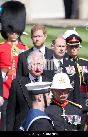 Photo du dossier datée du 17/04/21 du chef du général de division Royal Marines Matthew Holmes (avant droit) servant de porte-nez aux funérailles du duc d'Édimbourg au château de Winsdor, à côté du duc de Sussex (arrière), du comte de Wessex (centre) et du Pirince du pays de Galles.L'ancien chef du général de division Royal Marines Matthew Holmes est mort par pendaison, une audience à Winchester ouvrant l'enquête sur sa mort a entendu.Date de publication : le mardi 12 octobre 2021. Banque D'Images