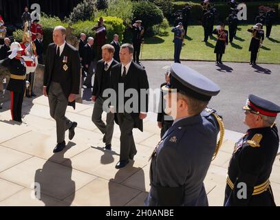 Photo du dossier datée du 17/04/21 du chef des Marines royales, le général de division Matthew Holmes (casque blanc de gauche) servant de porte-ponte aux funérailles du duc d'Édimbourg au château de Winsdor, en tant que membres de la famille royale (de gauche à droite) le duc de Cambridge,Le duc de Sussex et Peter Phillips montent les marches jusqu'à la chapelle Saint-Georges.L'ancien chef du général de division Royal Marines Matthew Holmes est mort par pendaison, une audience à Winchester ouvrant l'enquête sur sa mort a entendu.Date de publication : le mardi 12 octobre 2021. Banque D'Images