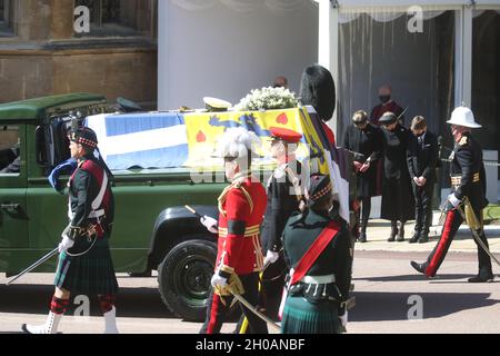 Photo du dossier datée du 17/04/21 du chef des Royal Marines, le général de division Matthew Holmes (à l'extrême droite, casque blanc) servant de porte-ponte aux funérailles du duc d'Édimbourg dans le château de Winsdor, au moment où le cortège passe (de gauche à droite) Lady Louise Windsor, la comtesse de Wessex et James,Nombre de visites Severn.L'ancien chef du général de division Royal Marines Matthew Holmes est mort par pendaison, une audience à Winchester ouvrant l'enquête sur sa mort a entendu.Date de publication : le mardi 12 octobre 2021. Banque D'Images