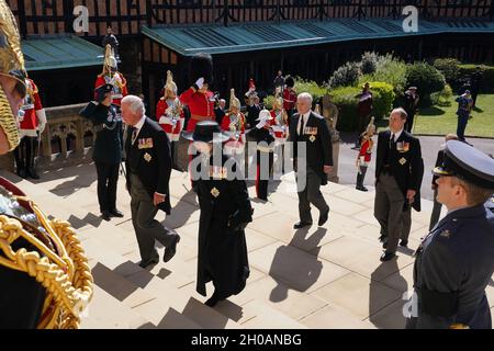 Photo du dossier datée du 17/04/21 du chef des Royal Marines Major général Matthew Holmes (au centre, casque blanc) servant de porte-ponte aux funérailles du duc d'Édimbourg au château de Winsdor, en tant que membres de la famille royale (de gauche à droite) le prince de Galles, la princesse royale,Le duc d'York et le comte de Wessex montent les marches jusqu'à la chapelle Saint-Georges.L'ancien chef du général de division Royal Marines Matthew Holmes est mort par pendaison, une audience à Winchester ouvrant l'enquête sur sa mort a entendu.Date de publication : le mardi 12 octobre 2021. Banque D'Images