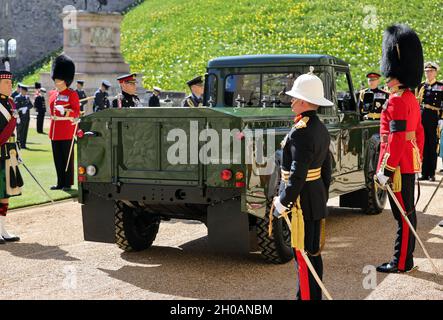 Photo du dossier datée du 17/04/21 du chef du général de division Royal Marines Matthew Holmes (casque avant blanc) servant de porte-ponte aux funérailles du duc d'Édimbourg au château de Winsdor.L'ancien chef du général de division Royal Marines Matthew Holmes est mort par pendaison, une audience à Winchester ouvrant l'enquête sur sa mort a entendu.Date de publication : le mardi 12 octobre 2021. Banque D'Images