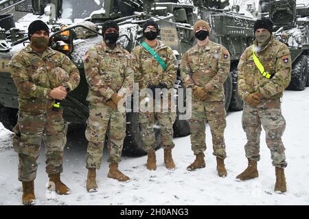 Les soldats américains affectés au 1er Escadron, 2e Régiment de cavalerie, se tiennent pour une photo avant de commencer les opérations de la tête de chemin de fer à la caserne Rose, Vilseck, Allemagne, le 12 janvier 2021.En 2021, le 1er Escadron assumera la responsabilité du groupement tactique de l'OTAN pour la présence avancée renforcée de la Pologne. Banque D'Images