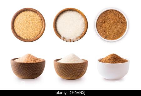 Tas de sucre de canne, de sucre blanc et de noix de coco isolé sur blanc vue de dessus.Isolation du sucre brun et du sucre blanc sous différents angles.Sucre naturel sur bois Banque D'Images