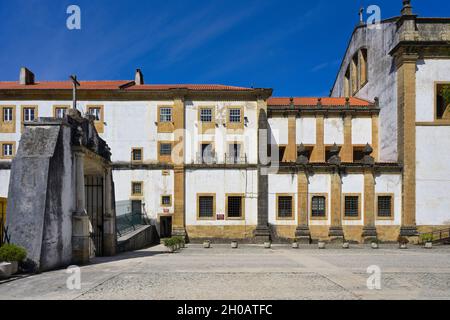 Monastère de Santa Clara-a-Nova, Cour et façade, Coimbra, Beira, Portugal Banque D'Images