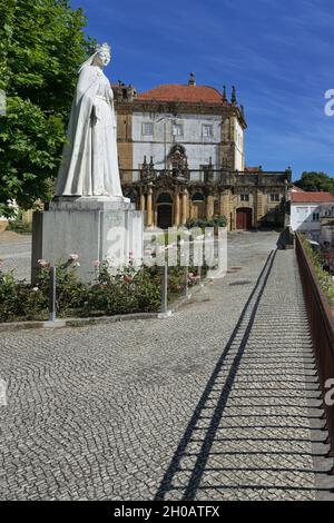 Monastère de Santa Clara-a-Nova, statue de la reine Sainte Isabel, Coimbra, Beira, Portugal Banque D'Images