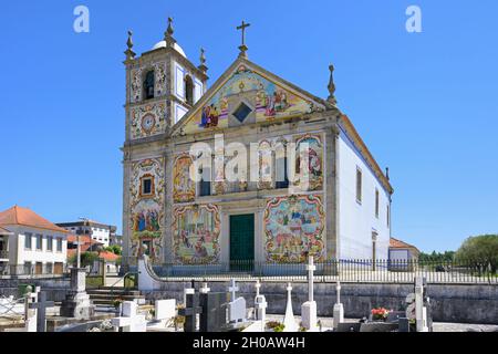Église principale de Valega, façade couverte d'azulejos colorés, Valega, Beira, Portugal Banque D'Images