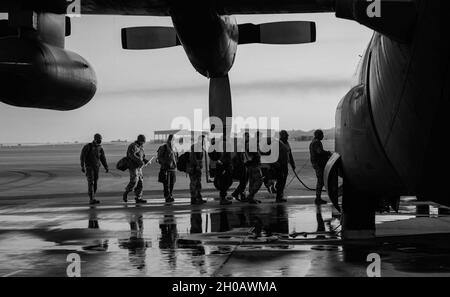 Des aviateurs de la 1re Escadre Fighter embarquent à bord d'un Hercules C-130 de la US Air Force pour un exercice d'emploi au combat Agile à la base conjointe Langley-Eustis, en Virginie, le 13 janvier 2021.Les membres de la 633e Escadre de la base aérienne, de la 1re FW, de la 192e Escadre et de la Garde nationale de l'air du Missouri ont terminé un exercice d'une semaine pour aider à façonner les futures procédures ACE. Banque D'Images