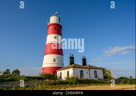 Le phare de Happisburgh est situé dans un domaine clos sur la côte nord de Norfolk, en Angleterre.C'est le plus ancien d'East Anglia. Banque D'Images