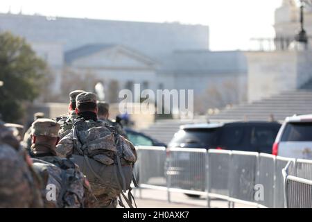 Les soldats américains avec la garde nationale de Virginie marchent près du Capitole des États-Unis à Washington, D.C., le 14 janvier 2021.Des soldats de la Garde nationale et des aviateurs de plusieurs États se sont rendus à Washington pour apporter leur soutien aux autorités fédérales et de district jusqu'à la 59ème inauguration présidentielle. Banque D'Images