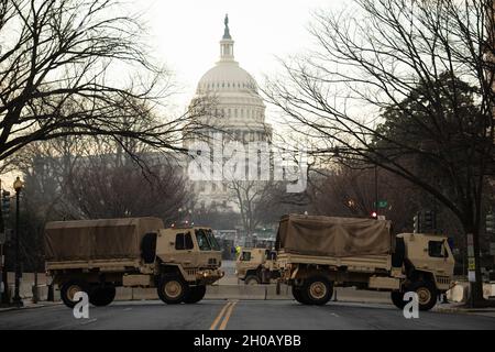 Les soldats américains de la Garde nationale assistent les organismes d'application de la loi avec des barrages routiers près du Capitole des États-Unis le 14 janvier 2021, à Washington, D.C., des soldats de la Garde nationale et des aviateurs de plusieurs États se sont rendus à Washington pour apporter leur soutien aux autorités fédérales et de district qui ont précédé la 59e inauguration présidentielle. Banque D'Images