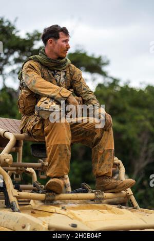 Sergent du corps des Marines des États-UnisJoshua Amidon, un marin de reconnaissance avec 3d reconnaissance Battalion, 3d Marine Division, formation outre-mer pendant le cours de conducteur de véhicule utilitaire au Camp Schwab, Okinawa, Japon, 14 janvier 2021.« faire l’expérience des différents terrains et conditions météorologiques est la meilleure partie de l’entraînement à Okinawa, a déclaré Amidon, originaire de l’Oregon.« apprendre comment cela peut avoir un impact sur la mission est ce qui nous place au-dessus de nos adversaires. »3d reconnaissance Battalion utilise l'UTV pour effectuer des insertions et des extractions montées pendant les missions de reconnaissance. Banque D'Images