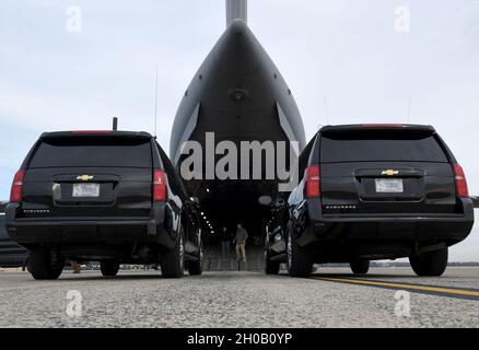 Les véhicules vice-présidentiels se préparent à être chargés sur une US Air Force C-17 Globemaster III à partir de la 305e Escadre Air Mobility affectée à la base interarmées McGuire-dix-Lakehurst, N.J., le 14 janvier 2021, à la base interarmées Andrews, Maryland.Le vice-président Mike Pence assistera au service commémoratif du général à la retraite Charles E. « Chuck » Yeager.Yeager a abattu 13 avions nazis pendant son temps au service. Banque D'Images