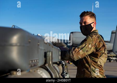 Un chargeur d'armes du 57e Escadron de maintenance participe à une compétition d'équipage de chargement d'armes de l'année à la base aérienne de Nellis, Nevada, le 14 janvier 2021.La compétition a comporté huit équipes de trois aviateurs qui ont participé pour voir quelle équipe pouvait charger les armes les plus rapides. Banque D'Images