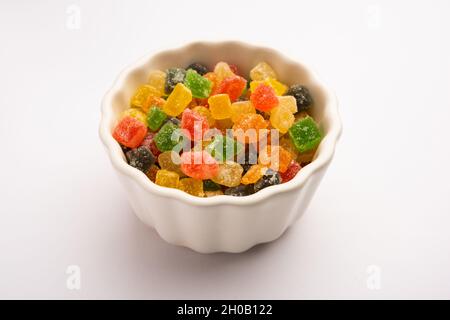 Sucreries indiennes colorées et morsures de gelée sucrées, confiseries aromatisées aux fruits enrobées de sucre, servies dans une assiette ou un bol Banque D'Images