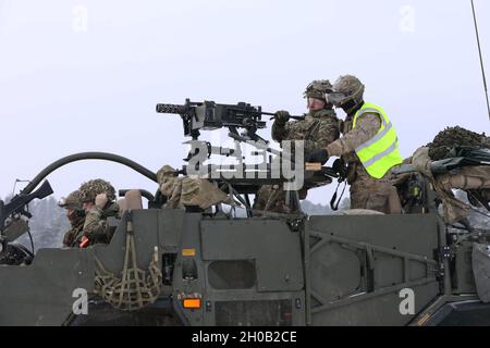 La troupe de Cassino britannique du groupement tactique de présence avancée renforcée Pologne prête à tirer lors d'un cours d'opérateur d'armes à plate-forme le 14 janvier 2021, dans la zone d'entraînement de Bemowo Piskie. Banque D'Images
