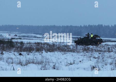 Tracer a des mouches rondes de 0,50 cal. Tandis que les troupes de Cassino britanniques du groupe de combat de présence avancée amélioré Pologne ont tiré vers le bas de portée lors d'un cours opérateur d'armes à plate-forme sur une aire couverte de neige le 14 janvier 2021, dans la zone d'entraînement de Bemowo Piskie. Banque D'Images